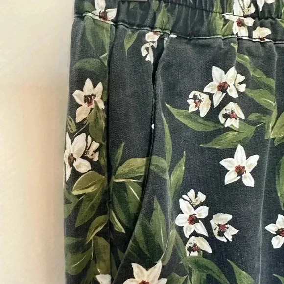 Marine Layer Allison Pant in a Floral Print - Picture 3 of 6